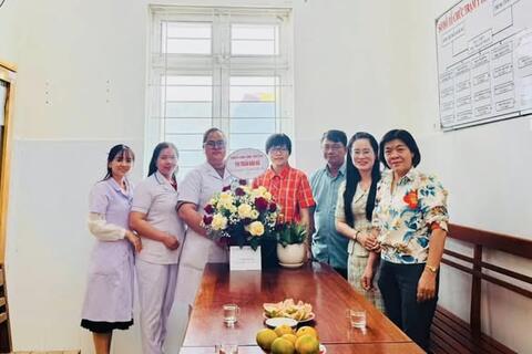 LÃNH ĐẠO THỊ TRẤN ĐĂK HÀ THĂM, CHÚC MỪNG TRẠM Y TẾ NHÂN DỊP KÝ NIỆM 70 NĂM NGÀY THẦY THUỐC VIỆT NAM