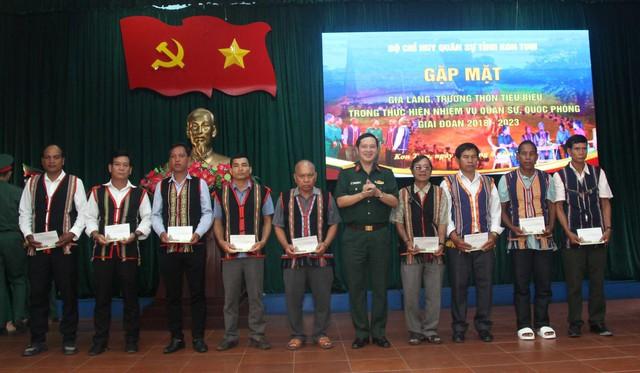 Kon Tum tôn vinh già làng, trưởng thôn tiêu biểu giai đoạn 2018-2023 - Ảnh 1.